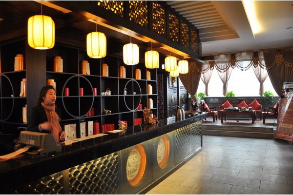 山城夜色浓，水乡灯影长